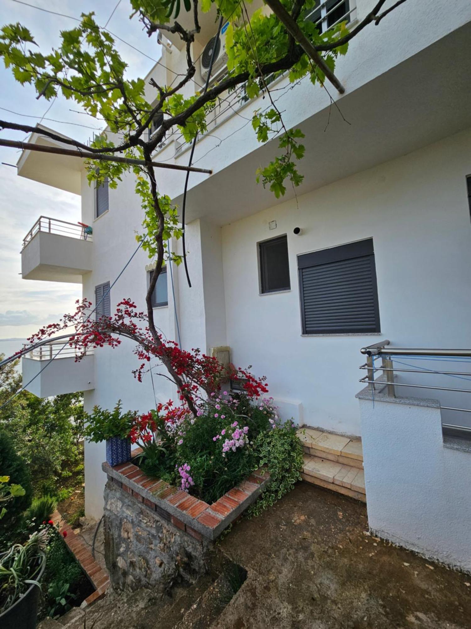Nora'S Guesthouse Sarandë Exteriör bild